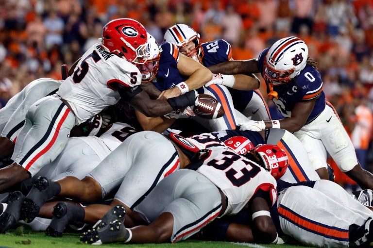 No. 10 Georgia forces a goal-line fumble to seize momentum and beat Auburn 20-10 | iNFOnews.ca