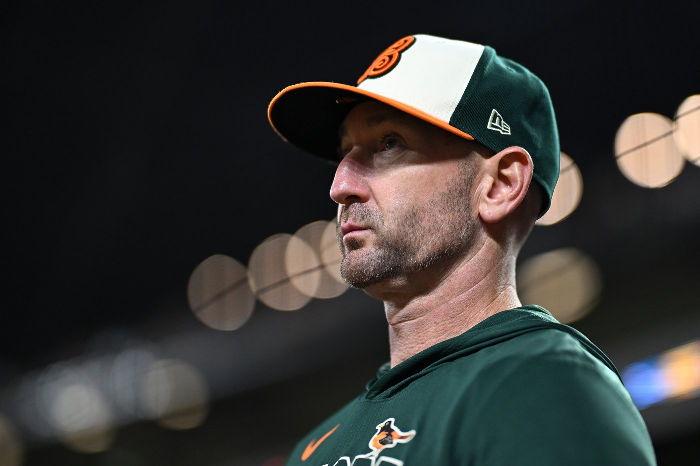 Orioles manager playfully puts on a mask in the dugout to protect himself from foul balls | iNFOnews.ca Orioles manager playfully puts on a mask in the dugout to protect himself from foul balls | iNFOnews.ca