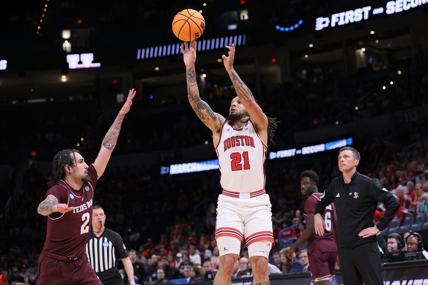 Sharp and Cenac lead No. 2 seed Houston into the Sweet 16 with a 88-57 blowout of Texas A&M | iNFOnews.ca