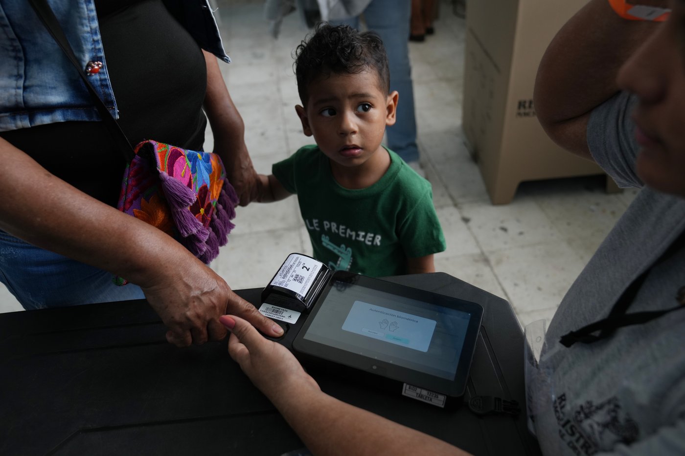 Colombians choose between an outsider and a progressive in a presidential runoff election, in photos | iNFOnews.ca