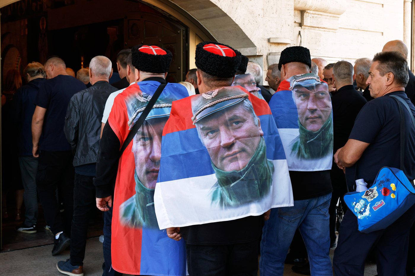 War criminal Mladic is buried as a hero in Serbia despite EU warnings | iNFOnews.ca War criminal Mladic is buried as a hero in Serbia despite EU warnings | iNFOnews.ca