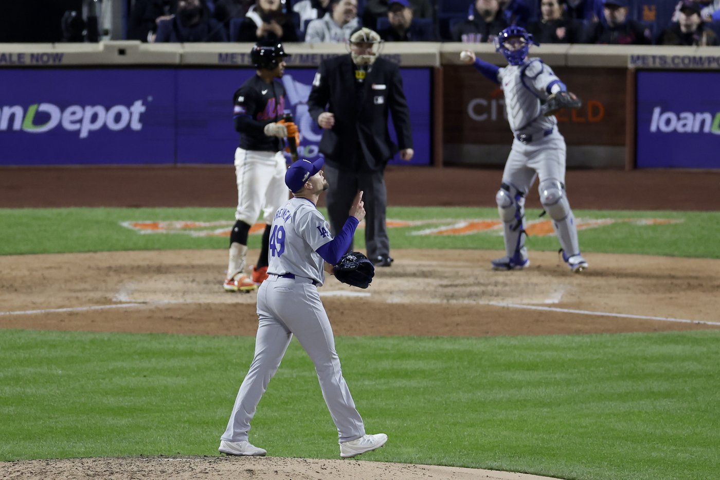 After Severino misplays a pair of comebackers, Mets in need of NLCS comeback against Dodgers | iNFOnews.ca After Severino misplays a pair of comebackers, Mets in need of NLCS comeback against Dodgers | iNFOnews.ca