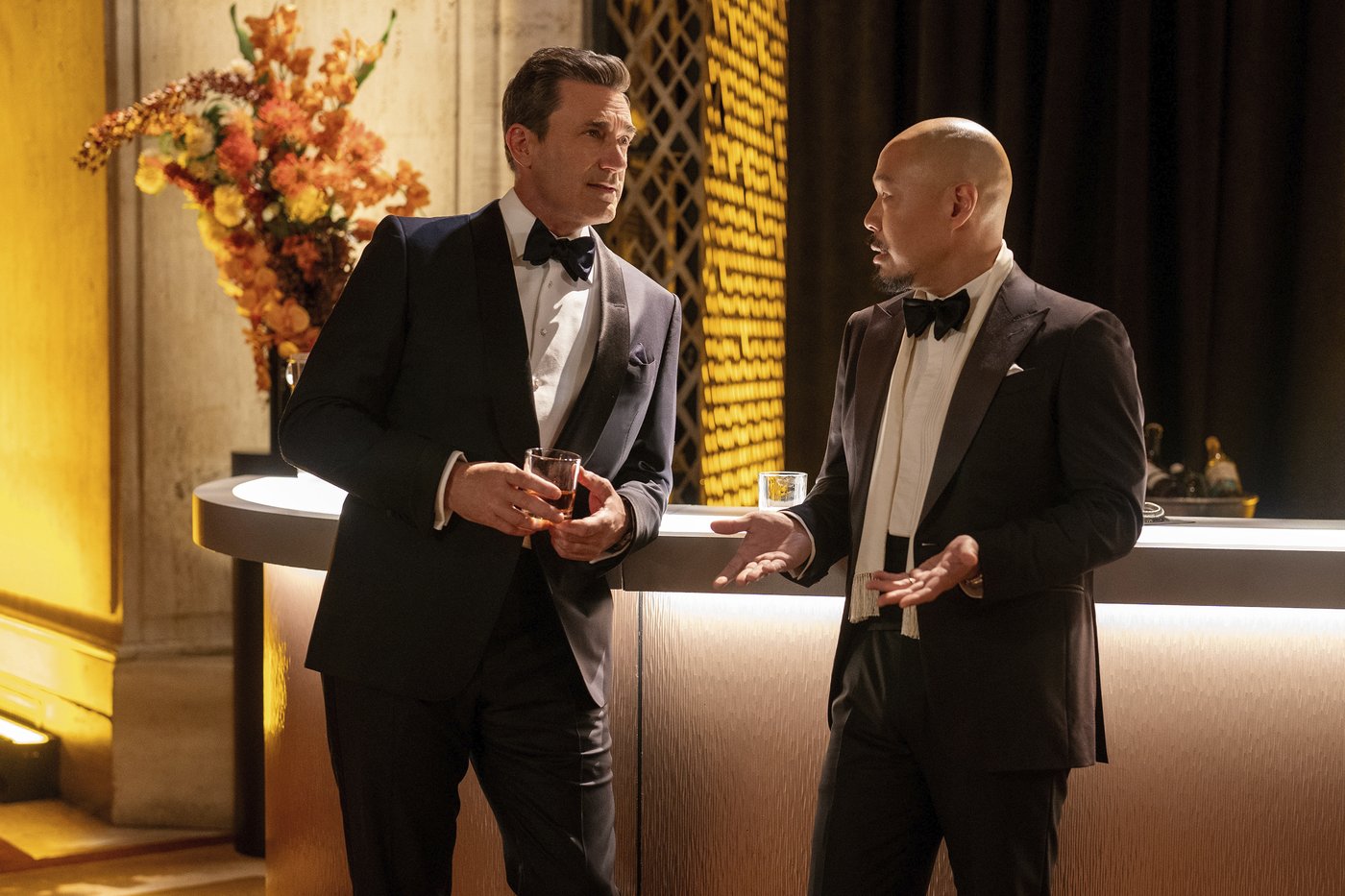 Jon Hamm steals expensive stuff and likely viewers' hearts in Apple TV+'s 'Your Friends & Neighbors' | iNFOnews.ca Jon Hamm steals expensive stuff and likely viewers' hearts in Apple TV+'s 'Your Friends & Neighbors' | iNFOnews.ca