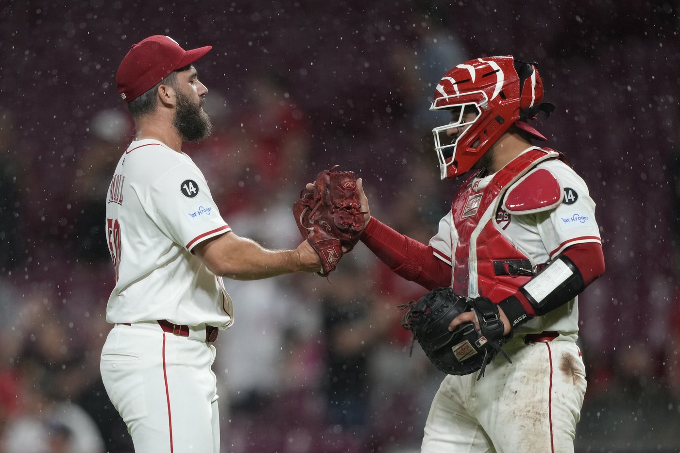 Singer works 6 shutout innings, Steer drives in 3 runs as the Reds end Phillies' 4-game win streak | iNFOnews.ca