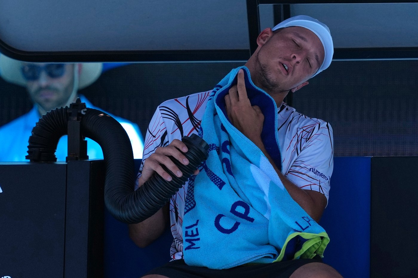 Spectators and players try to cool down during Australian Open heatwave | iNFOnews.ca