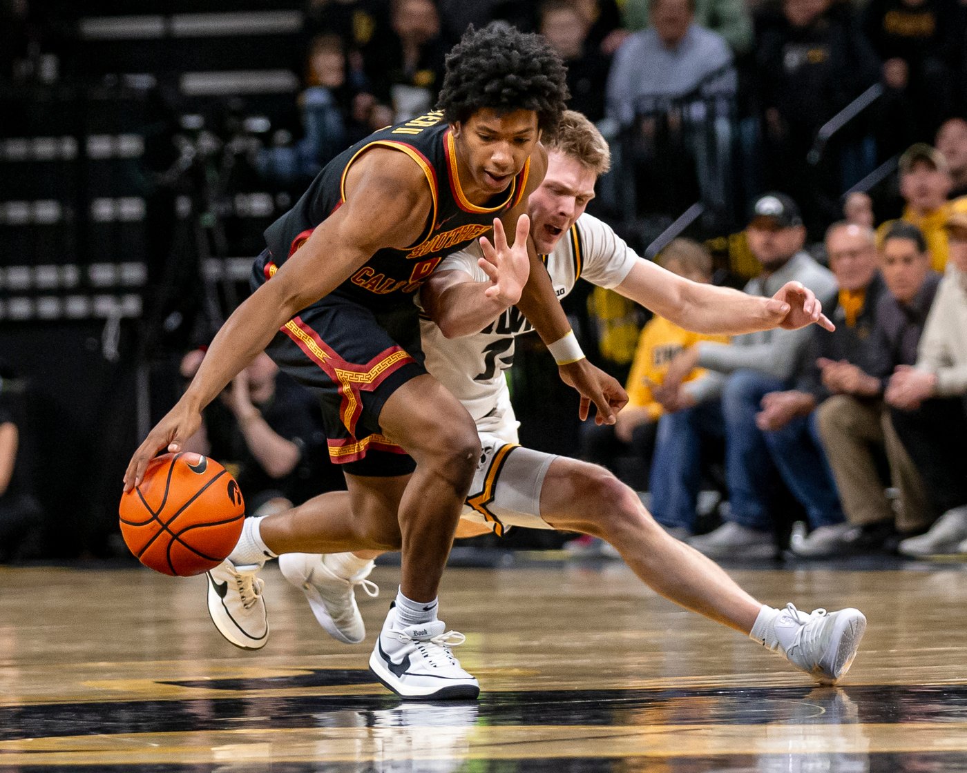 Bennett Stirtz scores 20 points, makes two clutch free throws as Iowa survives against USC, 73-72 | iNFOnews.ca