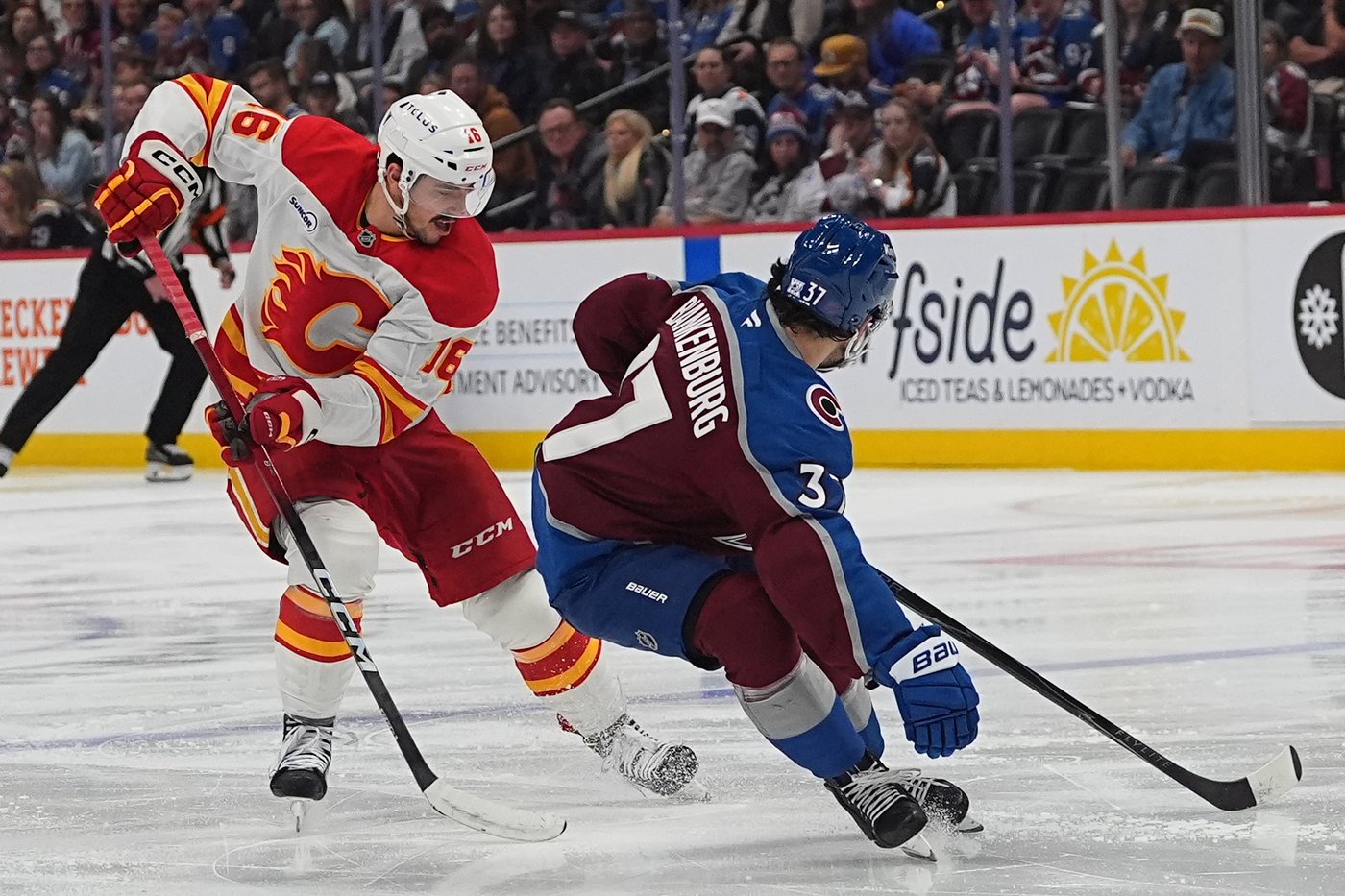MacKinnon scores career-high 52nd goal of season, Avs clinch NHL's top seed with 3-1 win over Flames | iNFOnews.ca
