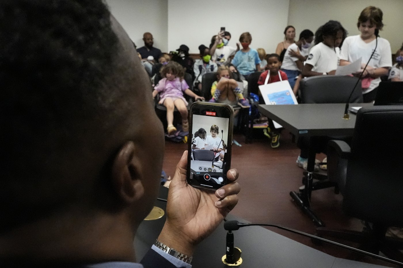 Young students protest against gun violence at Georgia Senate meeting | iNFOnews.ca