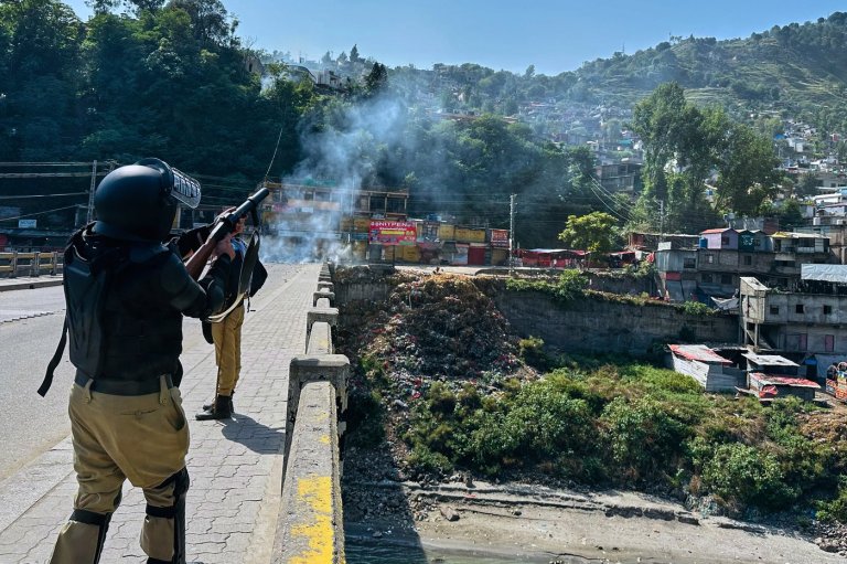 Pakistan opens talks with Kashmir protesters as PM calls for calm after deadly clashes | iNFOnews.ca