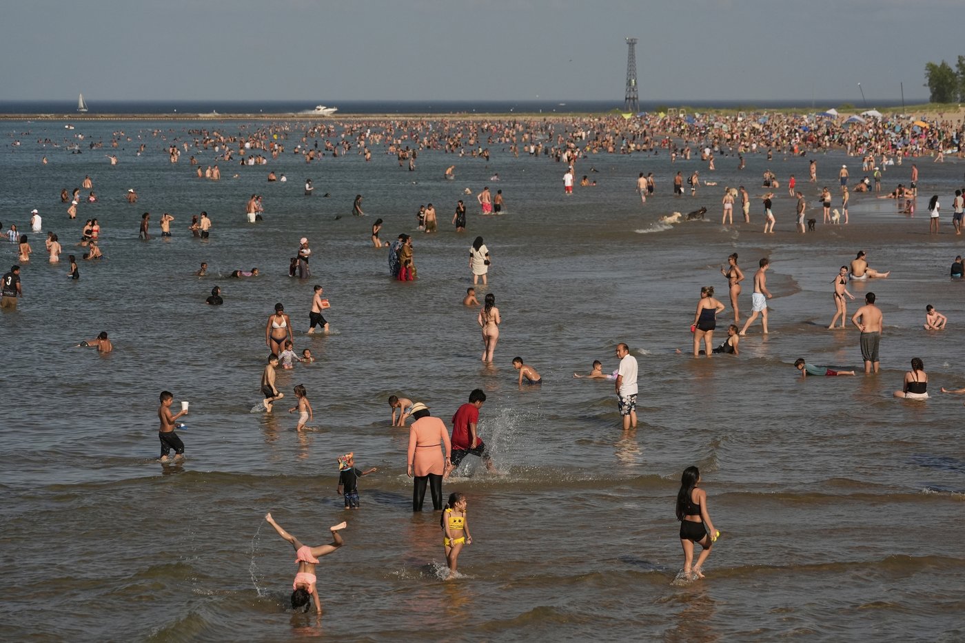 Eastern half of US sweltering again, with dangerous heat wave expected to last until midweek | iNFOnews.ca