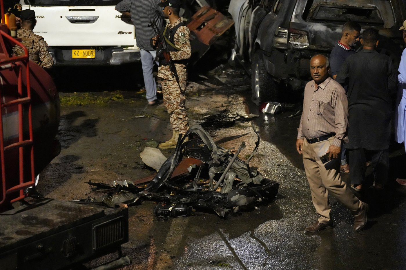 An explosion outside the Karachi, Pakistan, airport kills 2 workers from China and injures others | iNFOnews.ca