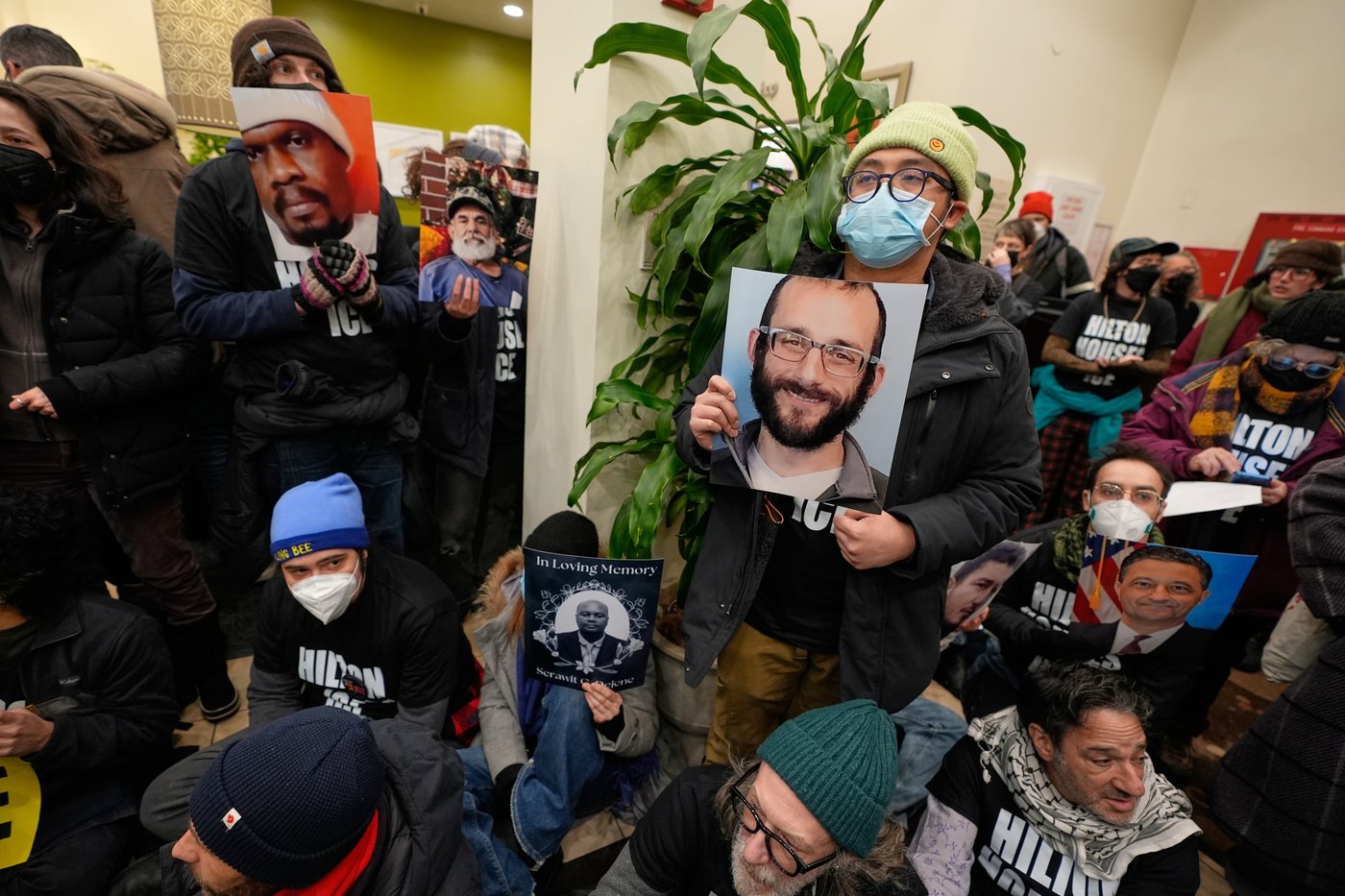Dozens of protesters arrested at hotel in Manhattan during sit-in over immigration crackdown | iNFOnews.ca Dozens of protesters arrested at hotel in Manhattan during sit-in over immigration crackdown | iNFOnews.ca