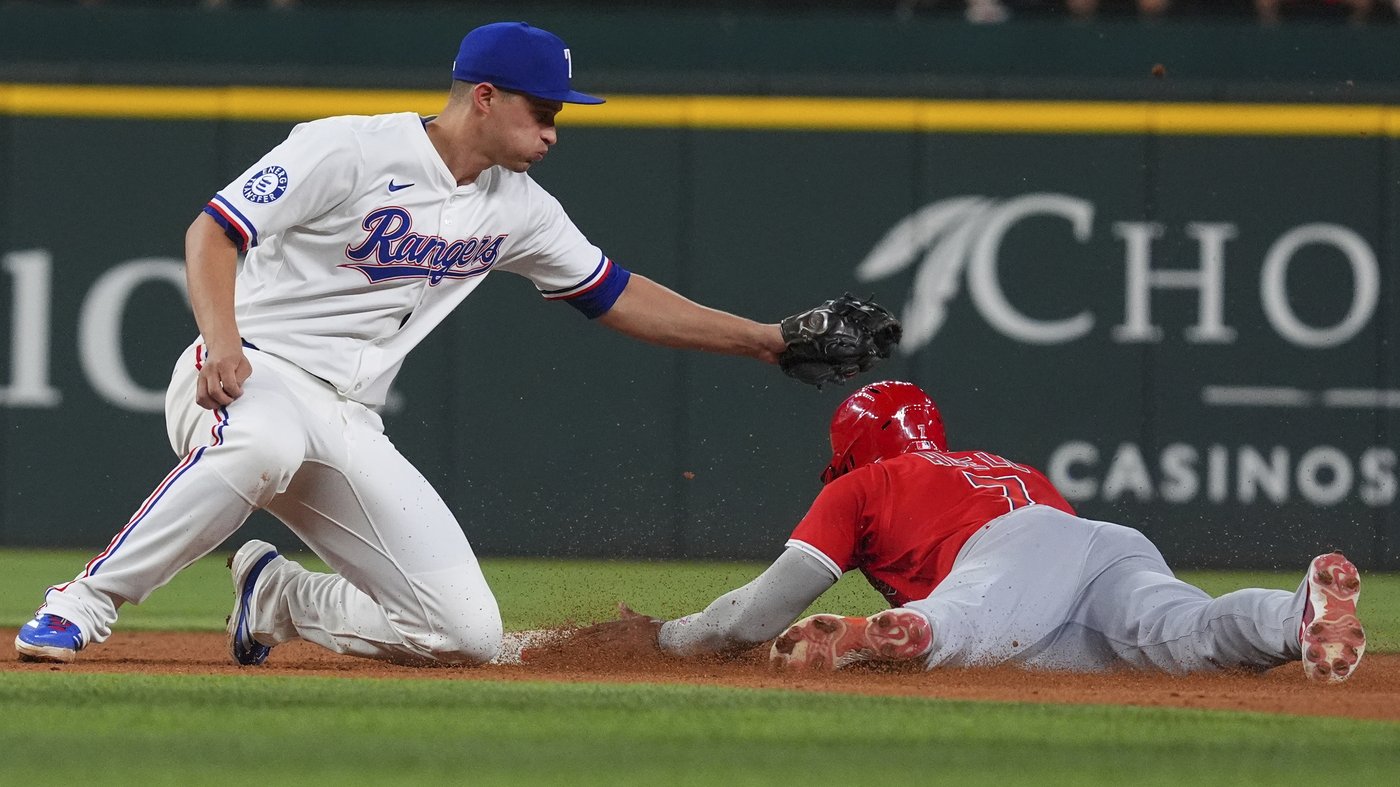 Rangers' Corey Seager has appendectomy after abdominal pain during last game | iNFOnews.ca