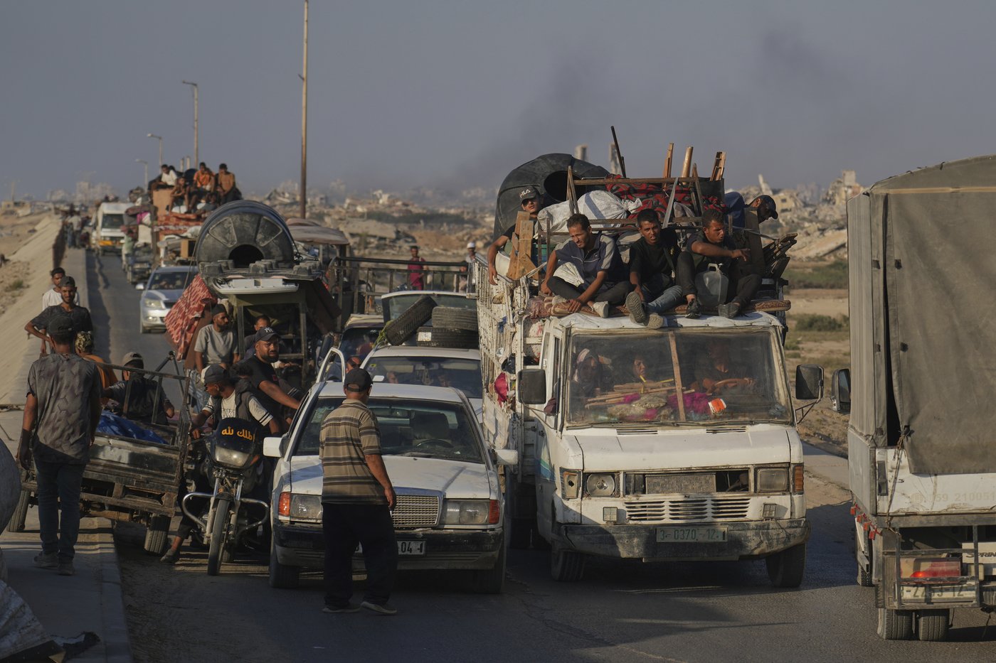 Photos show displaced Palestinians fleeing the northern Gaza Strip | iNFOnews.ca