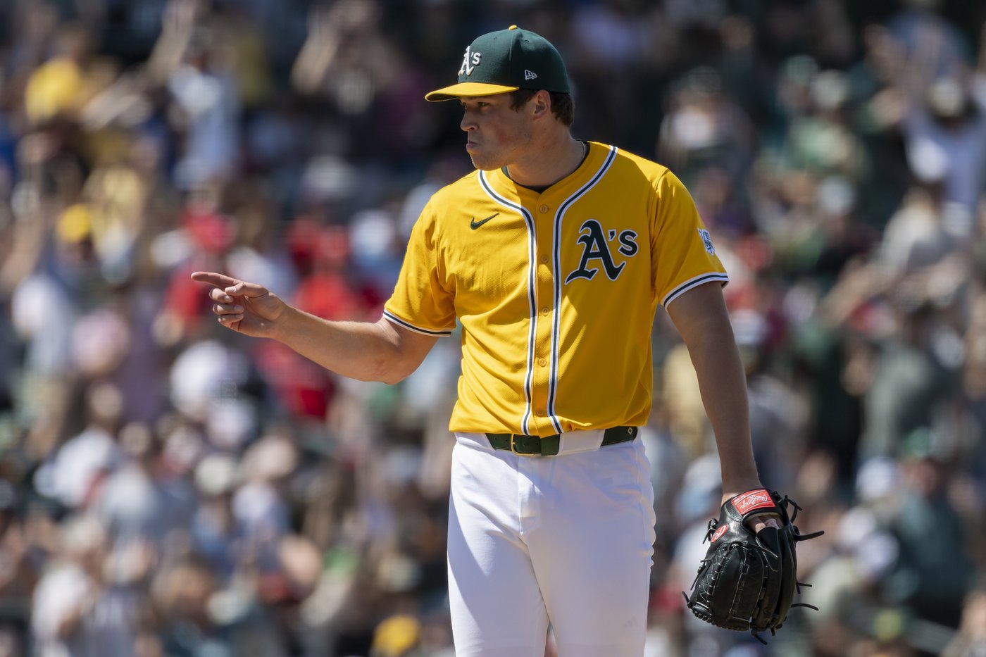 A's catcher MacIver gets go-ahead hit, throws out runner to end game in big league debut at age 28 | iNFOnews.ca