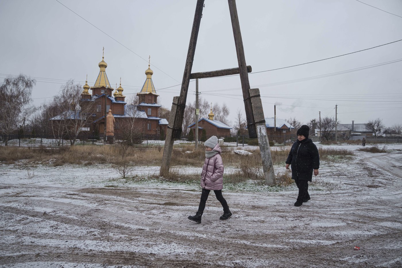 'Reindeer' volunteers bring holiday magic to Ukrainian children living on the frontlines | iNFOnews.ca