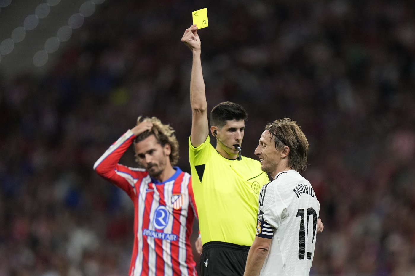 Atletico equalizes late against Madrid in derby interrupted after objects thrown on the field | iNFOnews.ca