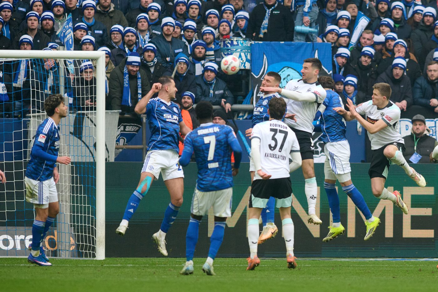 Edin Džeko repays jubilant welcome by scoring on his Schalke debut | iNFOnews.ca Edin Džeko repays jubilant welcome by scoring on his Schalke debut | iNFOnews.ca