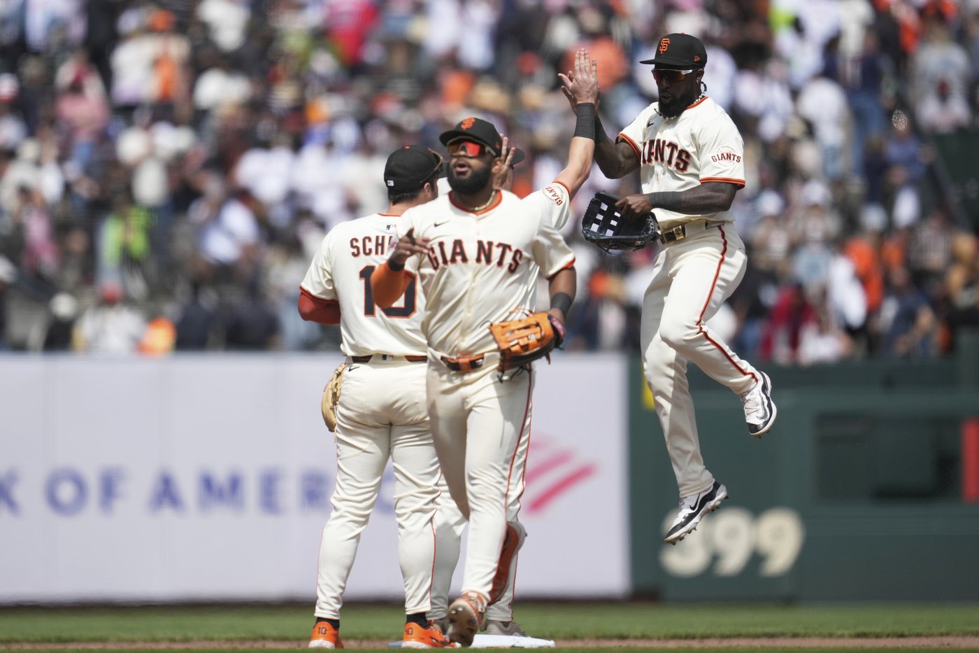 Yastrzemski knocks in 3 runs as Giants sweep struggling Braves with a 4-3 win | iNFOnews.ca Yastrzemski knocks in 3 runs as Giants sweep struggling Braves with a 4-3 win | iNFOnews.ca