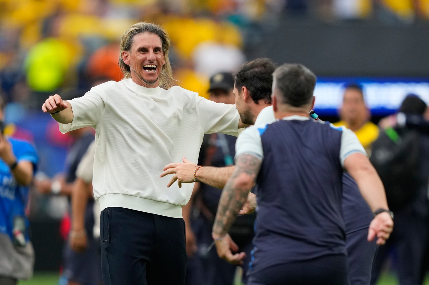 Ecuador coach Sebastián Beccacece shares an emotional moment with his family at the World Cup | iNFOnews.ca Ecuador coach Sebastián Beccacece shares an emotional moment with his family at the World Cup | iNFOnews.ca