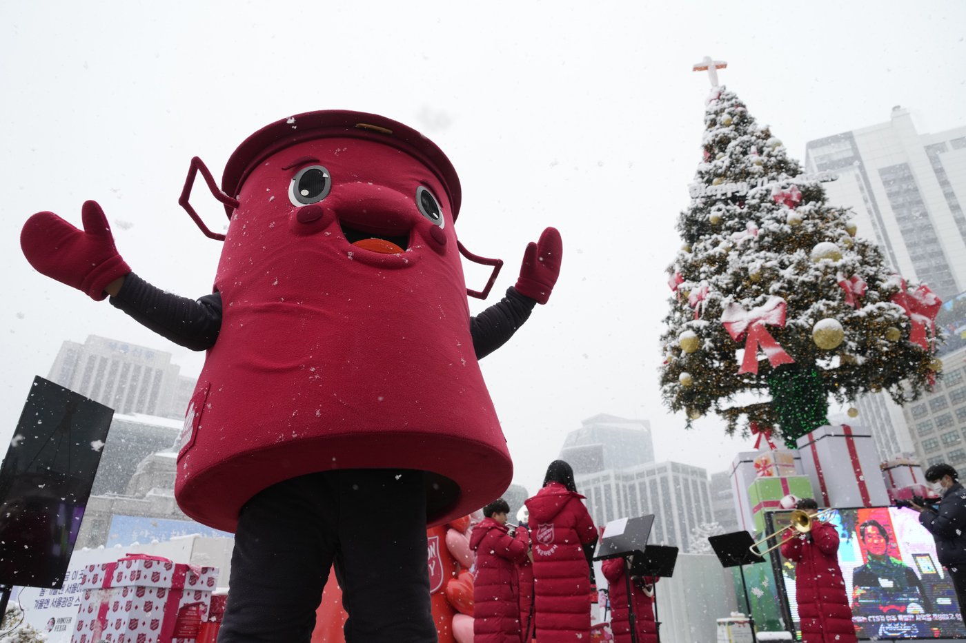 Worst November snowstorm in half century hits Seoul and grounds hundreds of airplane flights | iNFOnews.ca