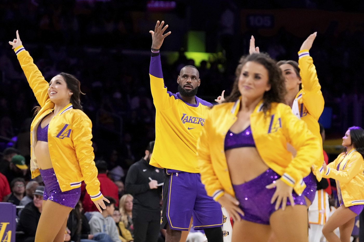 LeBron James breaks Michael Jordan's record for 30-point games with his 563rd | iNFOnews.ca