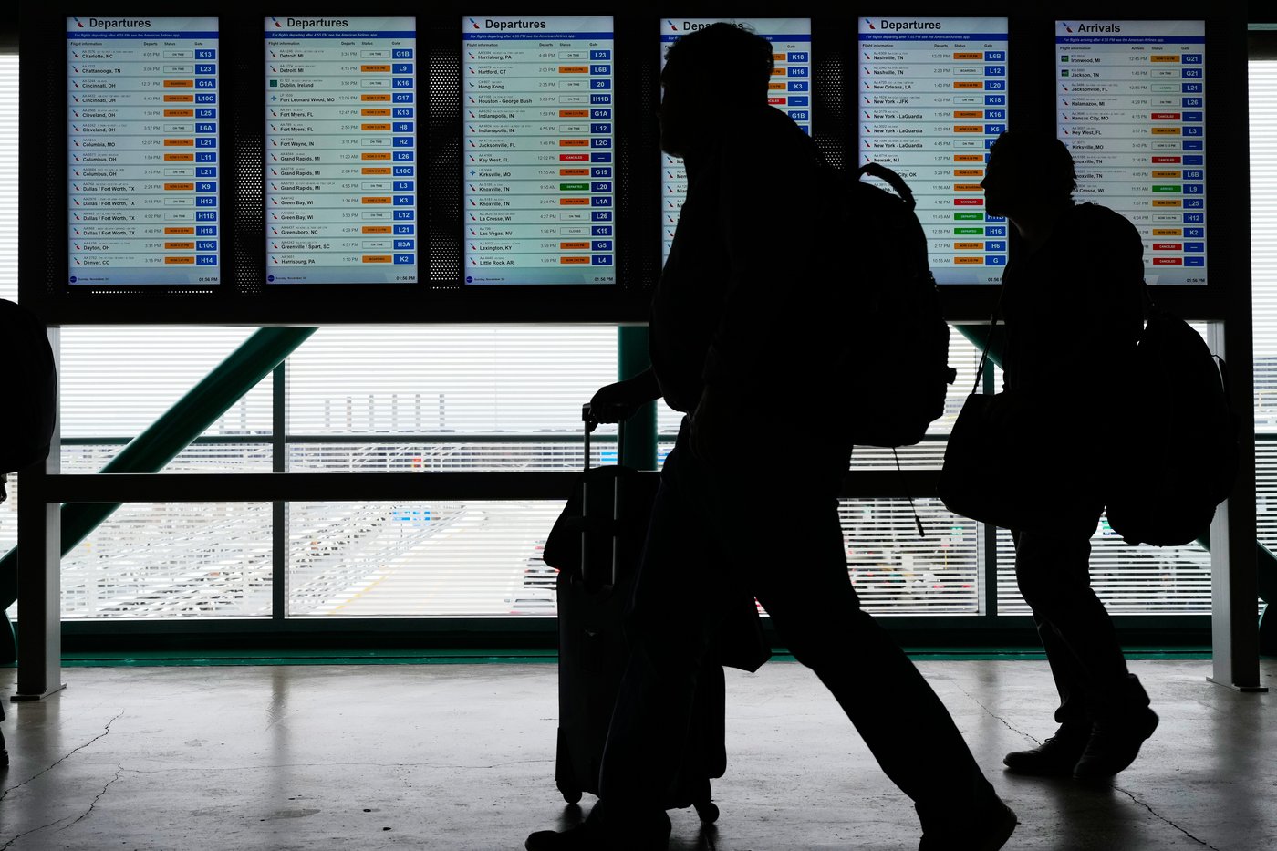 Post-Thanksgiving travelers in Chicago see hundreds of flights canceled and delayed after snowstorm | iNFOnews.ca Post-Thanksgiving travelers in Chicago see hundreds of flights canceled and delayed after snowstorm | iNFOnews.ca