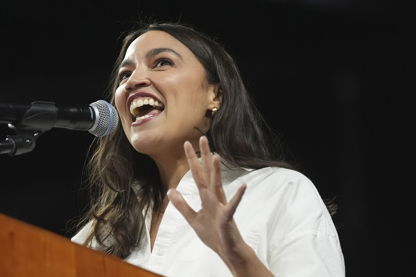 PHOTO COLLECTION: AOC Bernie Sanders | iNFOnews.ca