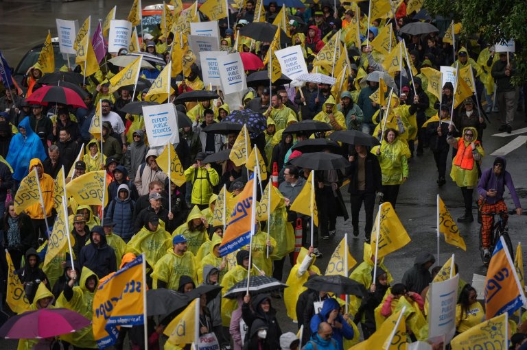 Striking B.C. public service workers expand pickets again to more liquor stores | iNFOnews.ca