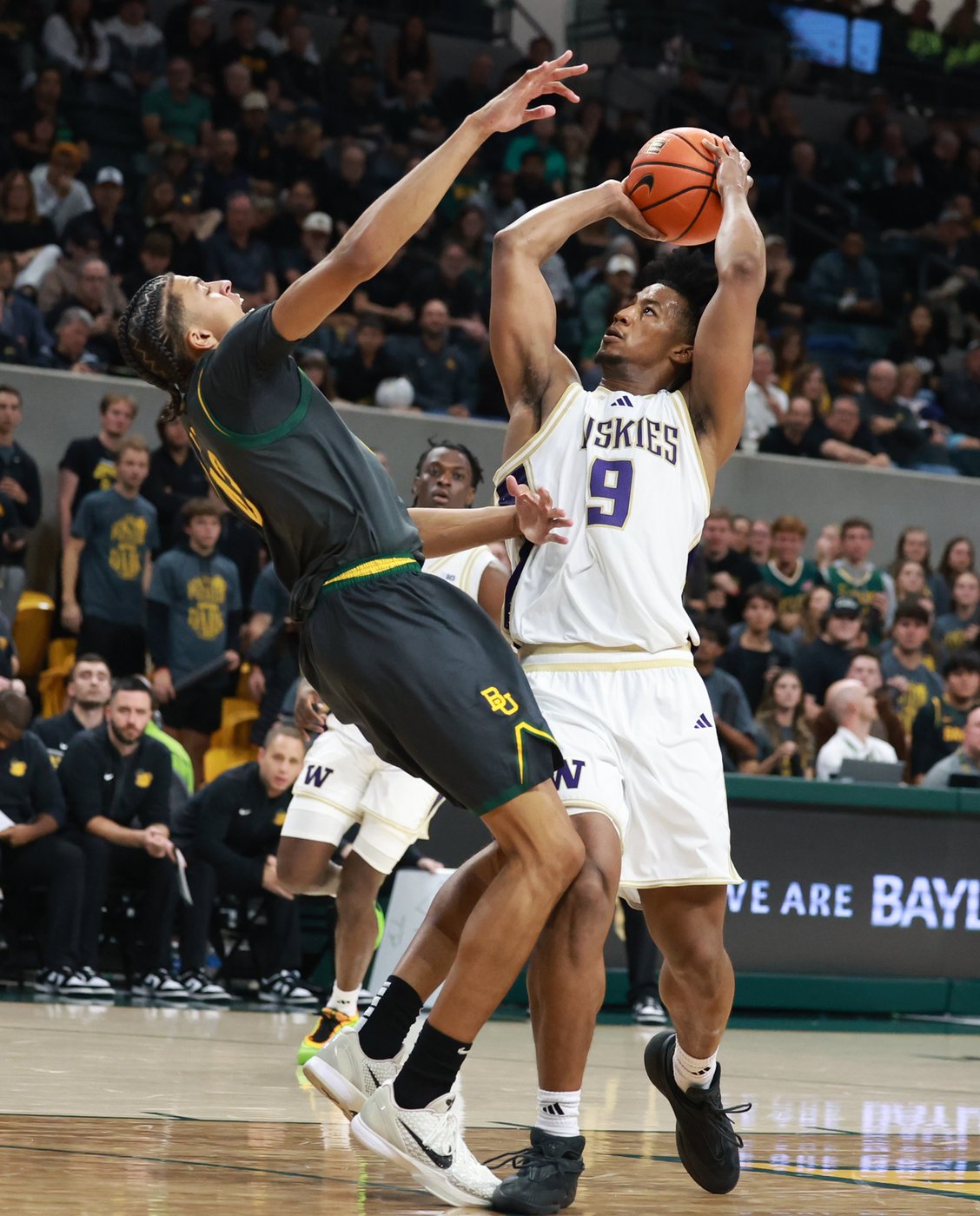 Carr's 16 points lead 6 players in double figures, Bears beat Washington 78-69 | iNFOnews.ca Carr's 16 points lead 6 players in double figures, Bears beat Washington 78-69 | iNFOnews.ca