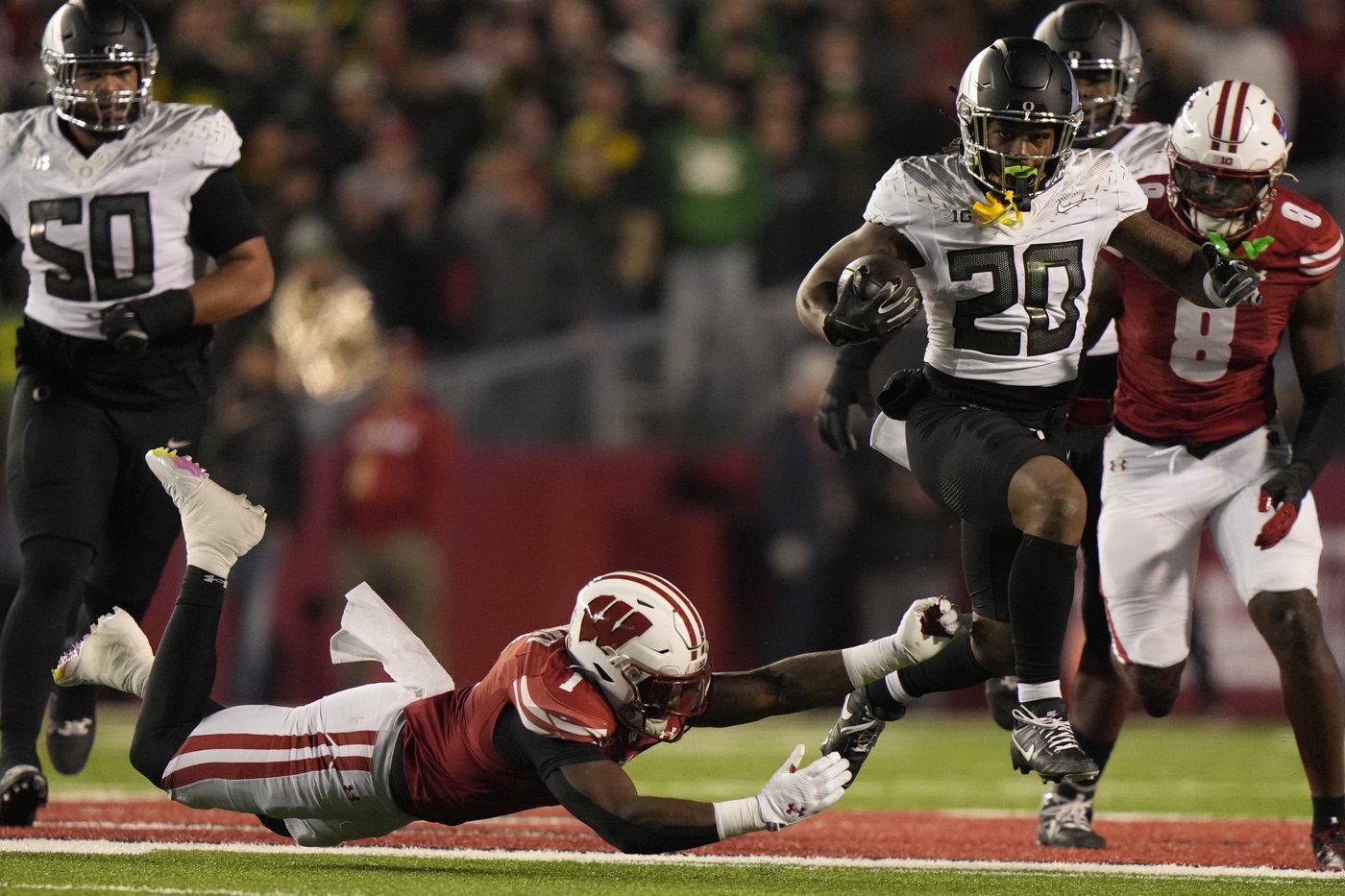 No. 1 Oregon rallies in 4th quarter to beat Wisconsin 16-13 | iNFOnews.ca