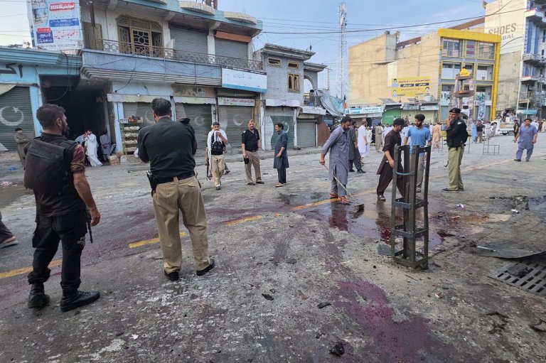 A suicide bomber strikes an anti-militant rally in northwestern Pakistan, killing at least 14 | iNFOnews.ca