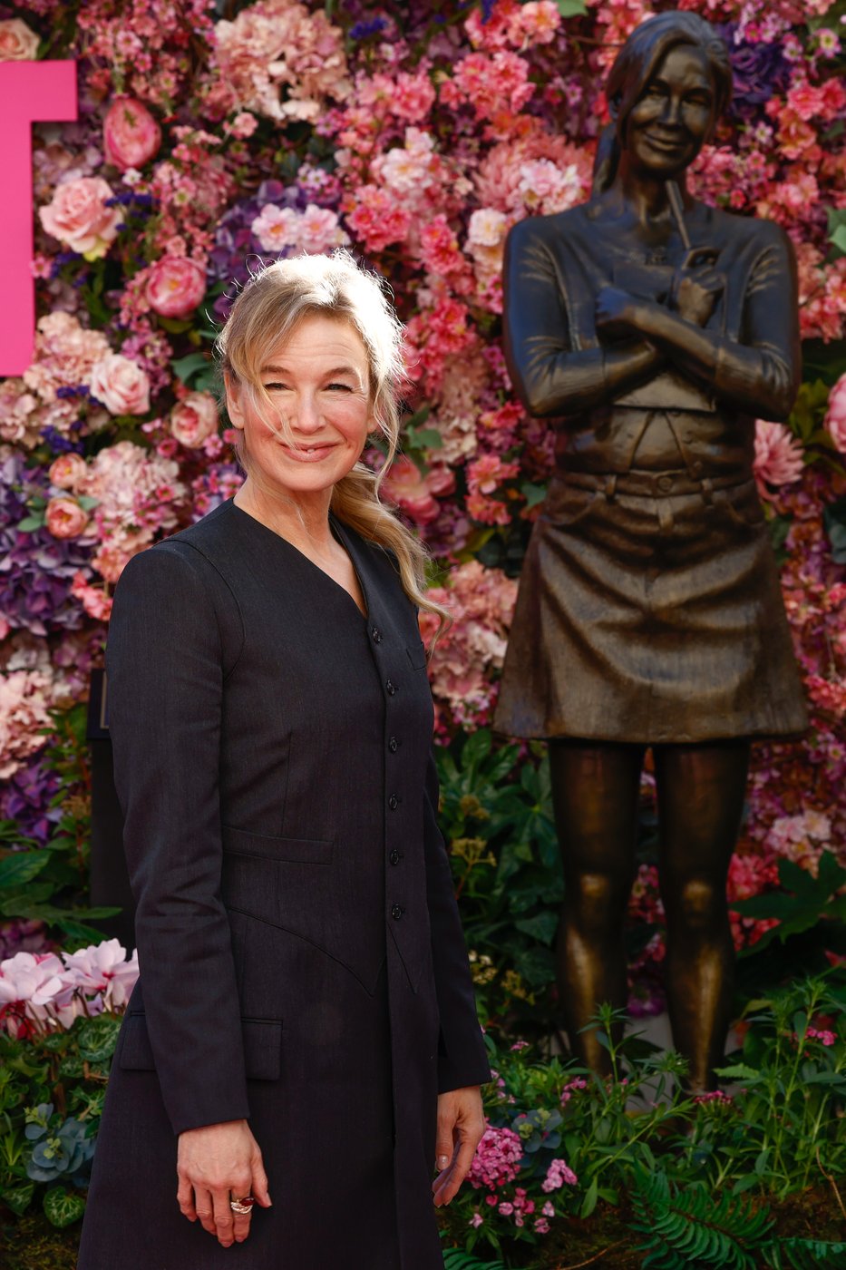 New statue of Bridget Jones joins other film icons in London's Leicester Square | iNFOnews.ca