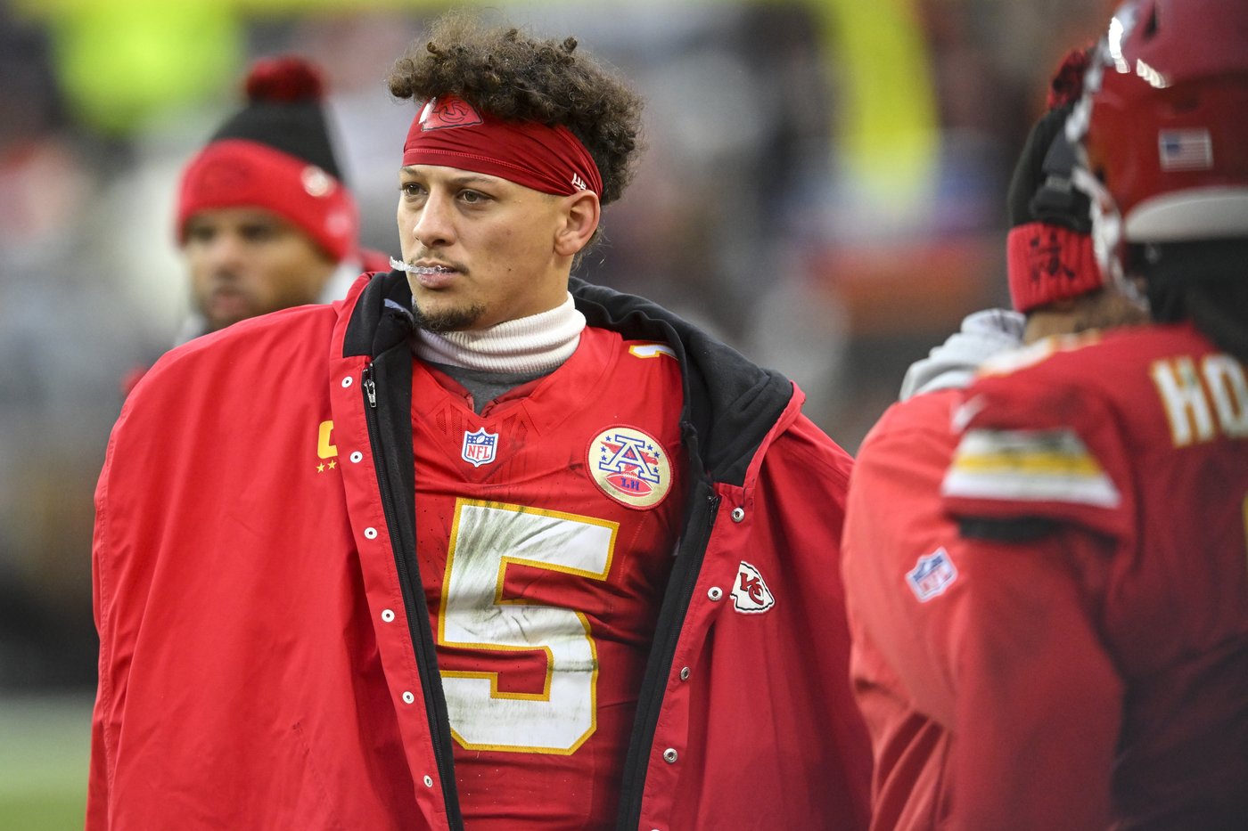 Chiefs QB Patrick Mahomes has high-ankle sprain, status for Houston remains unclear, AP source says | iNFOnews.ca
