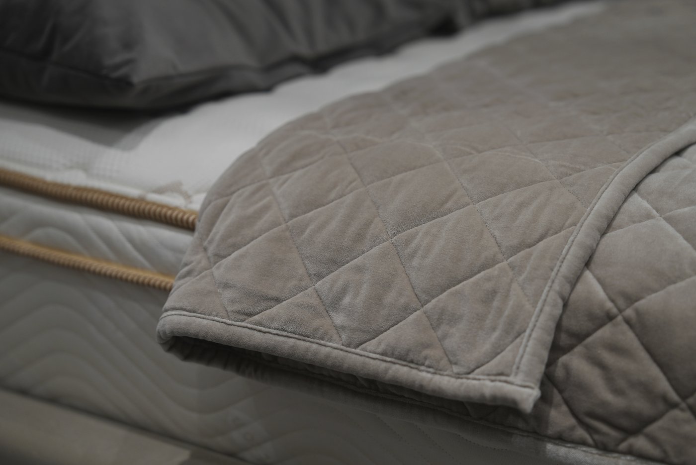 Do weighted blankets help you sleep better? Here's what to know | iNFOnews.ca