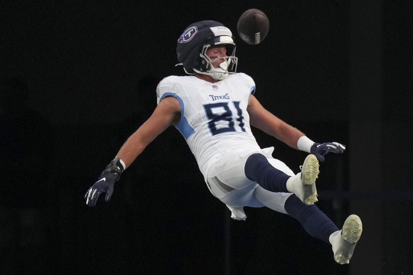 Justin Herbert has TDs passing and rushing as Chargers beat Titans 27-17 for 3rd straight win | iNFOnews.ca
