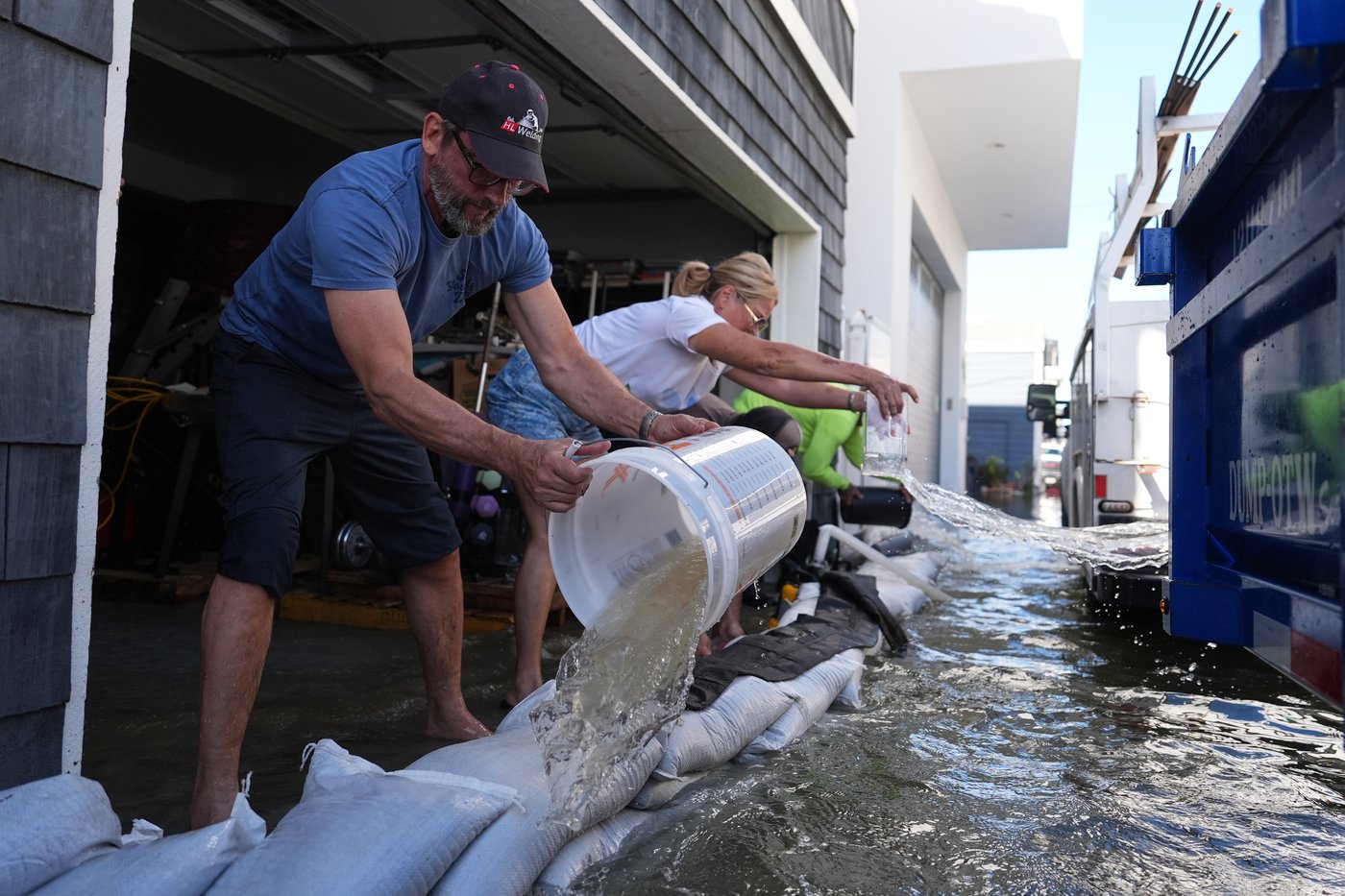 King tides inundate streets and flood homes and businesses along both US coasts | iNFOnews.ca King tides inundate streets and flood homes and businesses along both US coasts | iNFOnews.ca