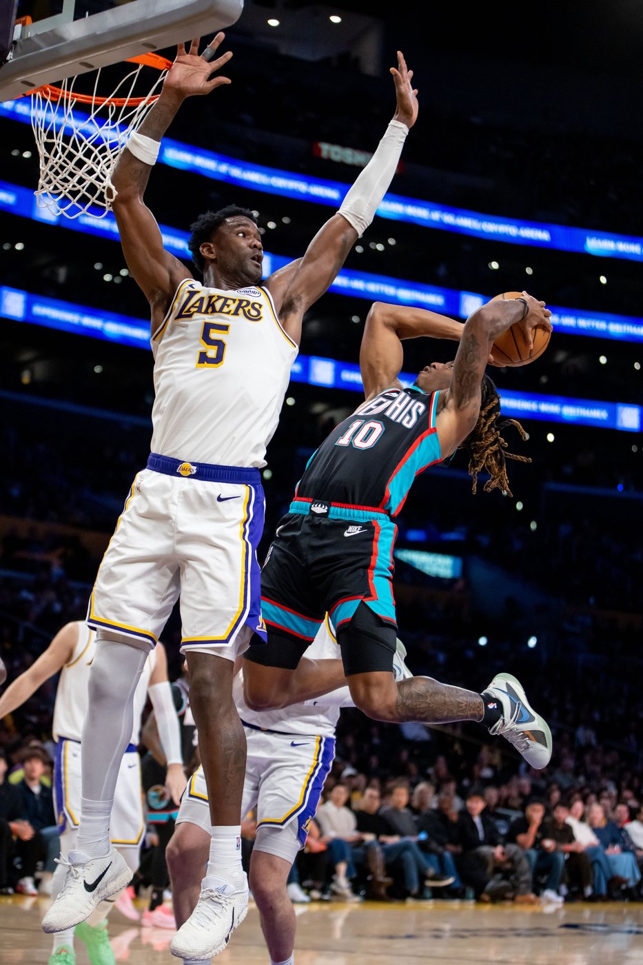 Luka Doncic scores 36 as Lakers rally past Grizzlies, 120-114 | iNFOnews.ca