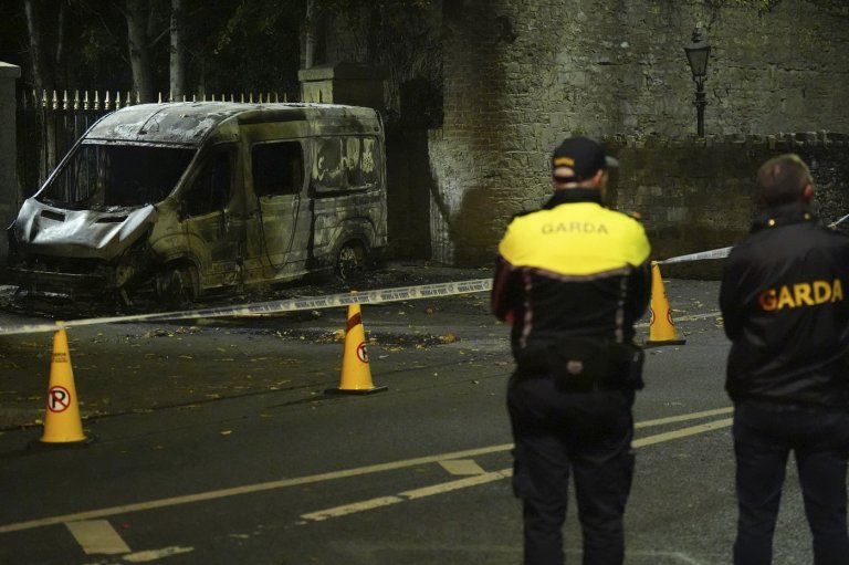6 arrested after protesters clash with police outside Dublin hotel housing asylum seekers | iNFOnews.ca