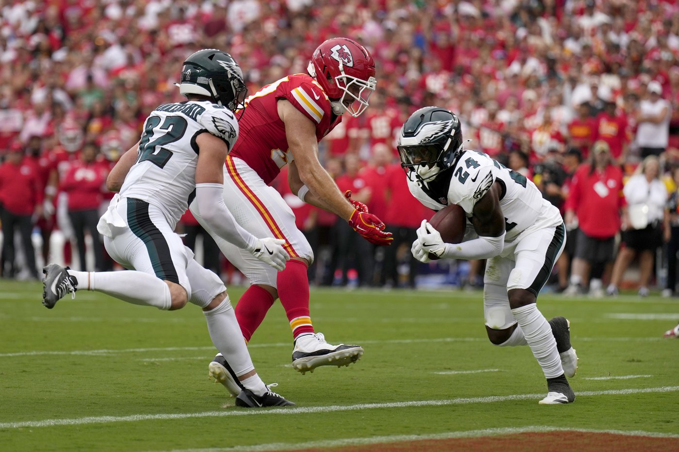 Eagles' defense shines in Super Bowl rematch as Philly beats the Chiefs 20-17 at Arrowhead Stadium | iNFOnews.ca