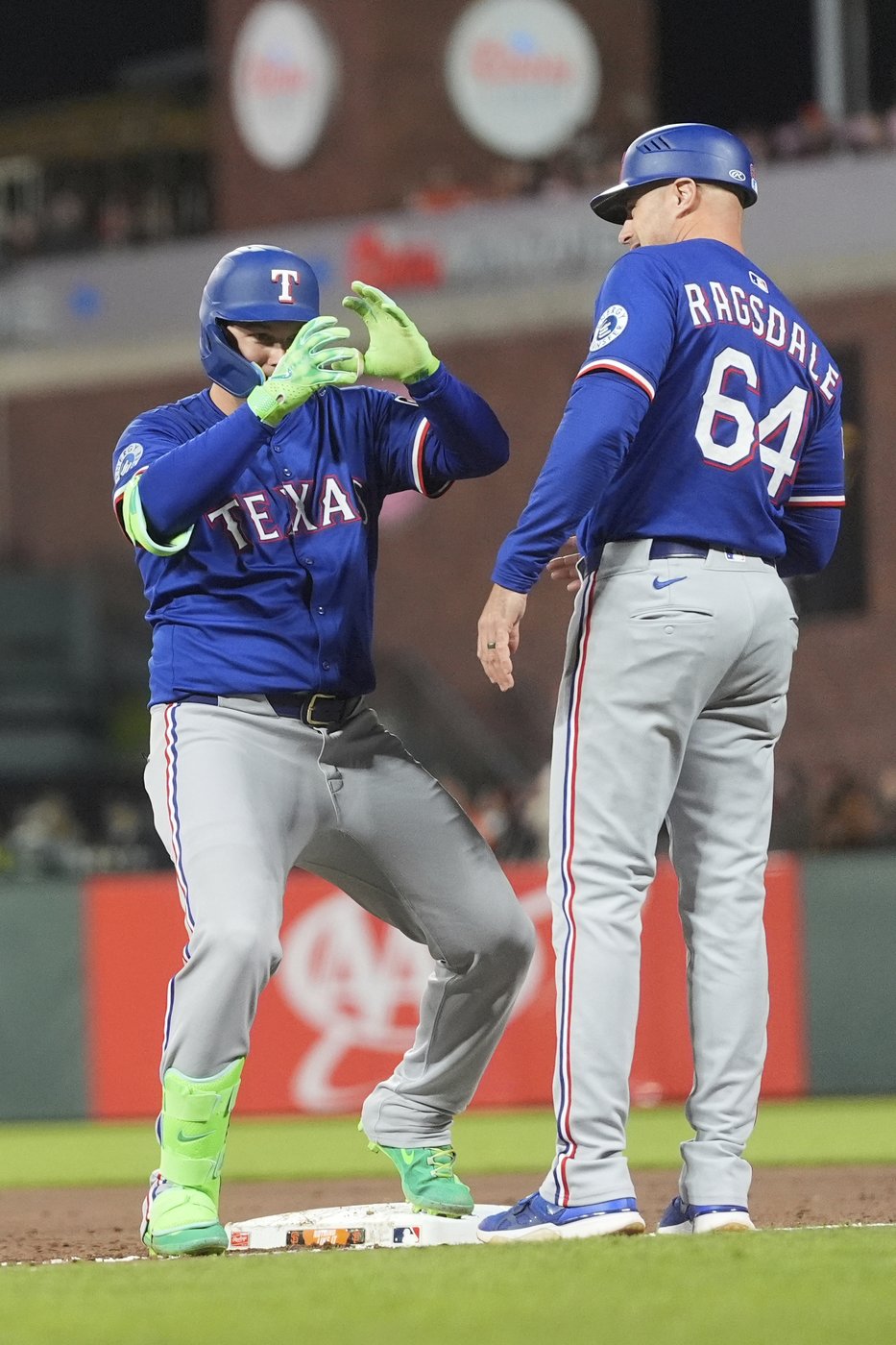 Eovaldi outlasts Verlander as Rangers beay Giants 2-0 | iNFOnews.ca