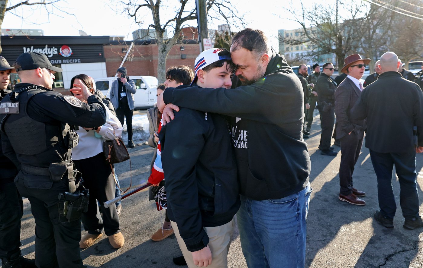 Shooting at Rhode Island youth hockey game leaves 3 dead, including shooter, and 3 more wounded | iNFOnews.ca Shooting at Rhode Island youth hockey game leaves 3 dead, including shooter, and 3 more wounded | iNFOnews.ca