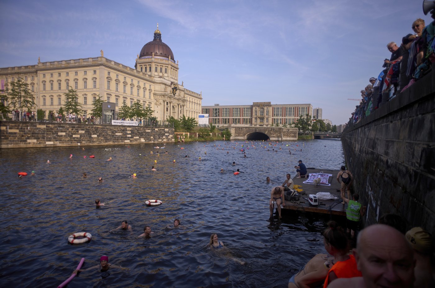 Berliners jump into the Spree River to show it's clean enough for swimming | iNFOnews.ca Berliners jump into the Spree River to show it's clean enough for swimming | iNFOnews.ca