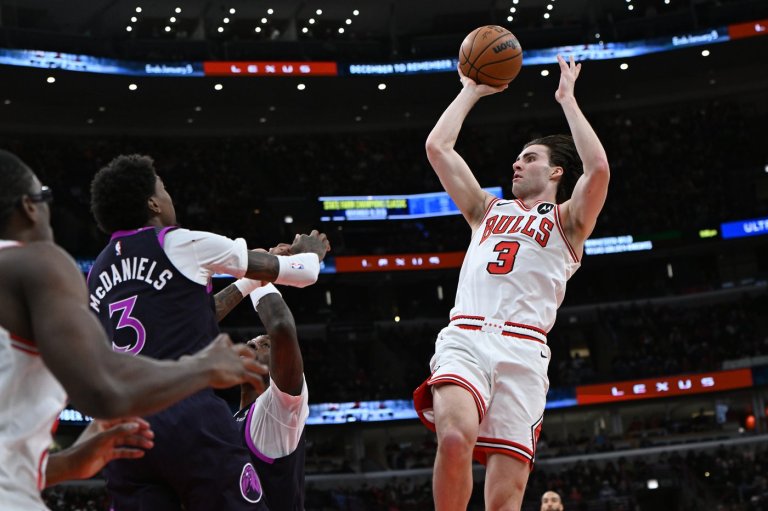 Chicago Bulls lose top scorers Coby White and Josh Giddey to injuries in game against Timberwolves | iNFOnews.ca