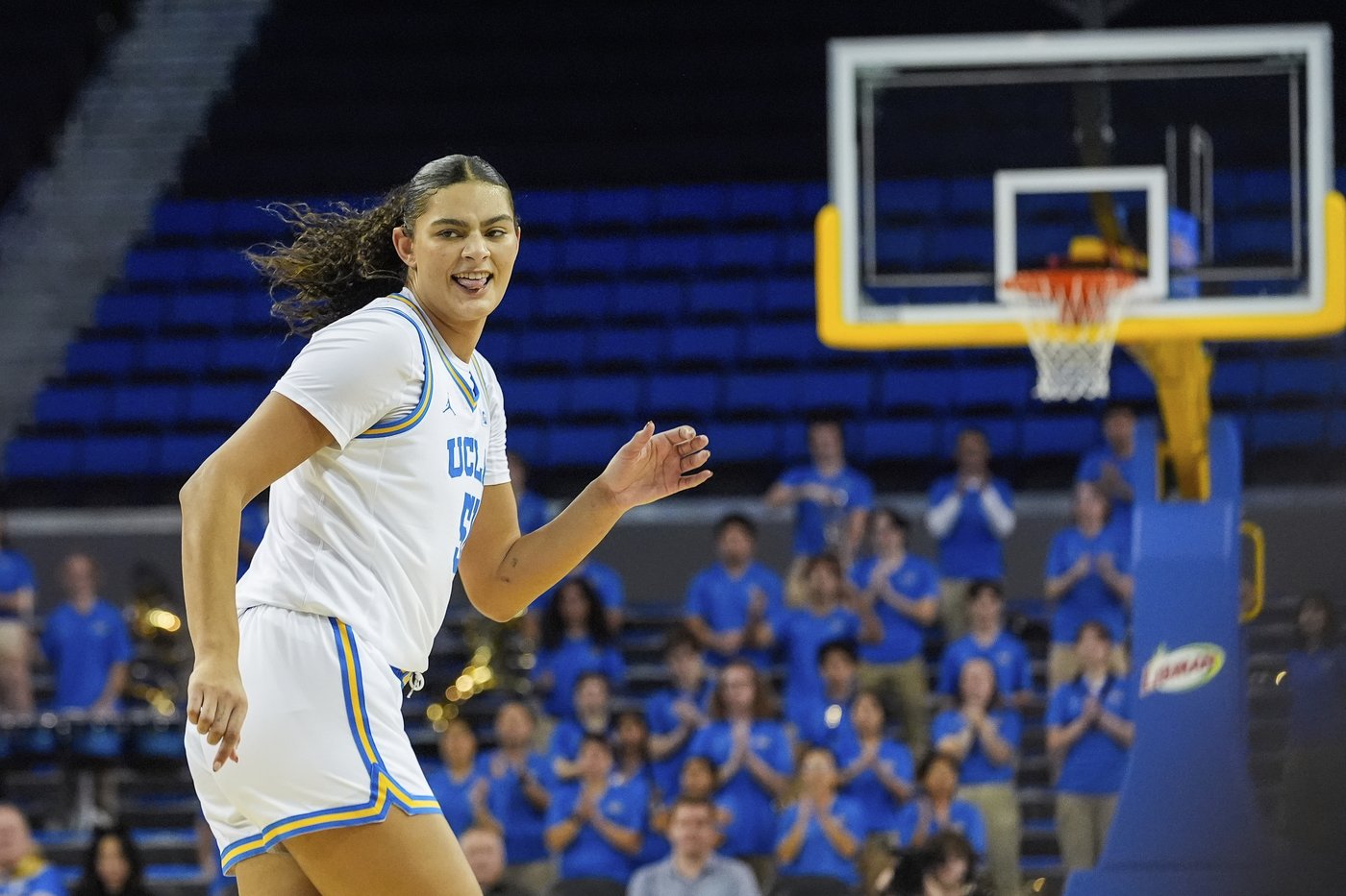 In a 'Final Four-type weekend,' two top-6 clashes put women's college basketball focus on West Coast | iNFOnews.ca