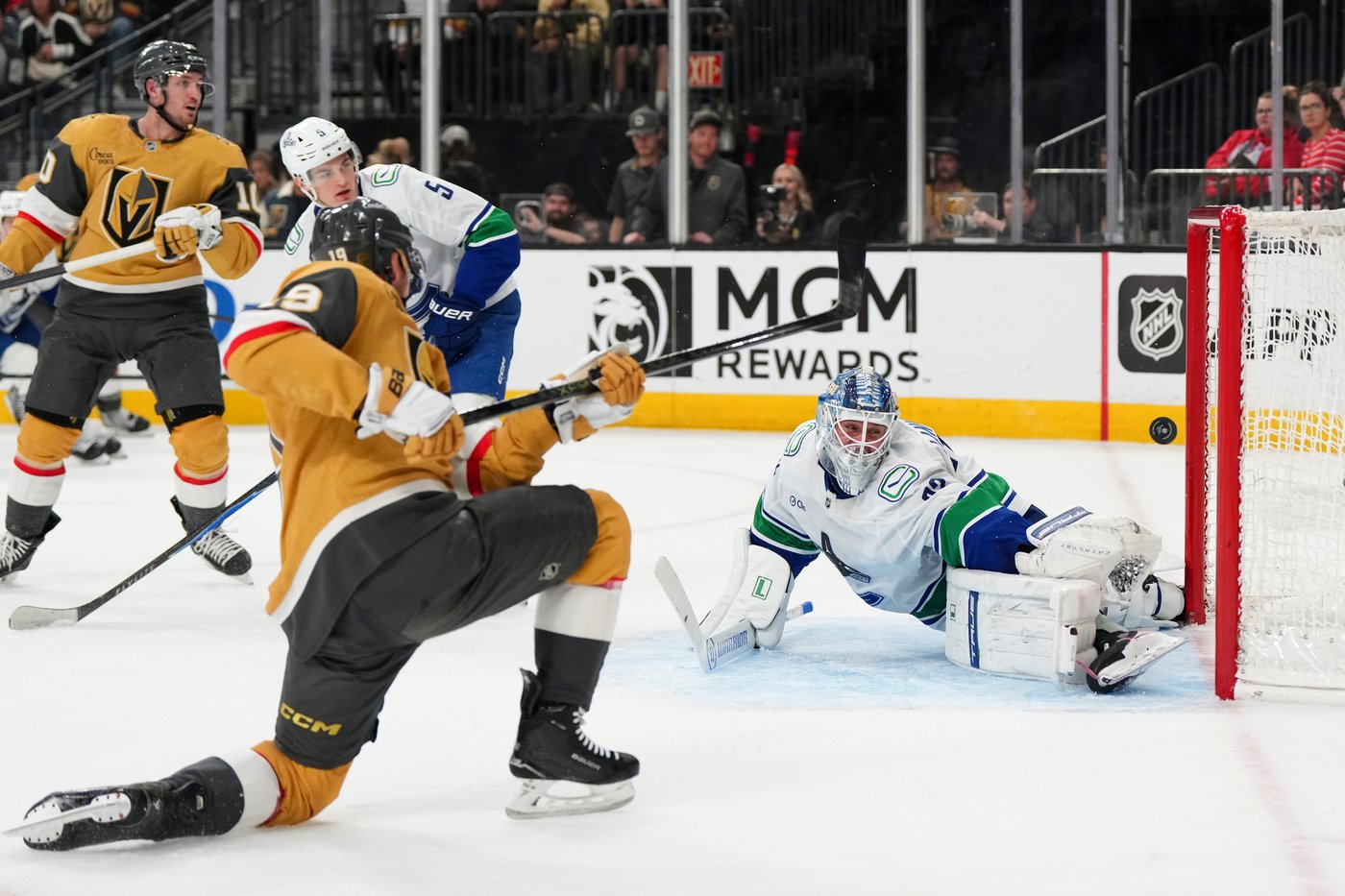 Golden Knights open Tortorella era with 4-2 win over Canucks | iNFOnews.ca Golden Knights open Tortorella era with 4-2 win over Canucks | iNFOnews.ca