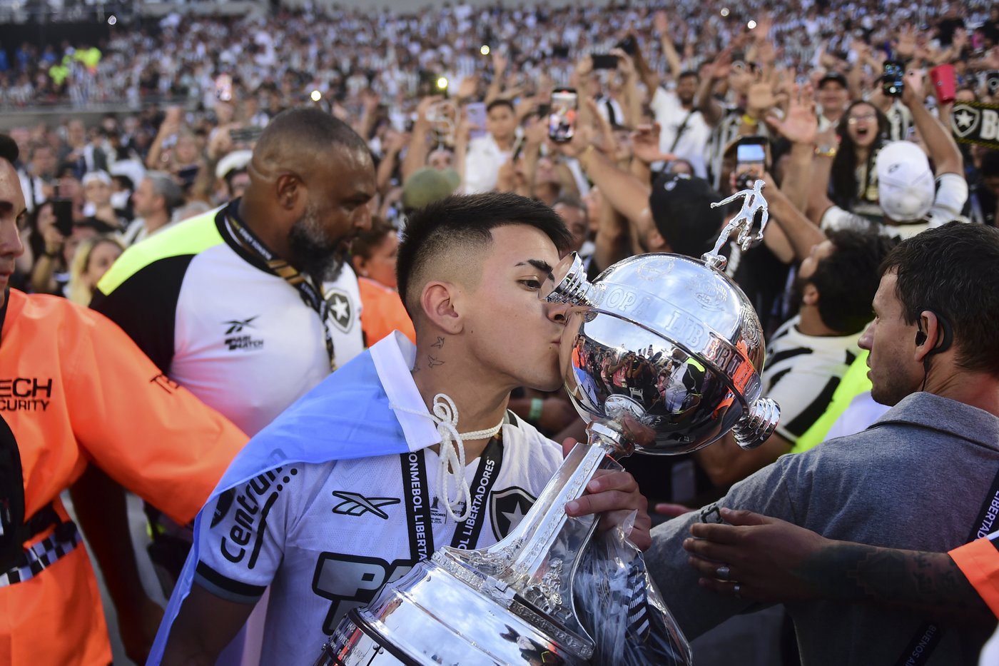 10-man Botafogo wins its first Copa Libertadores title | iNFOnews.ca