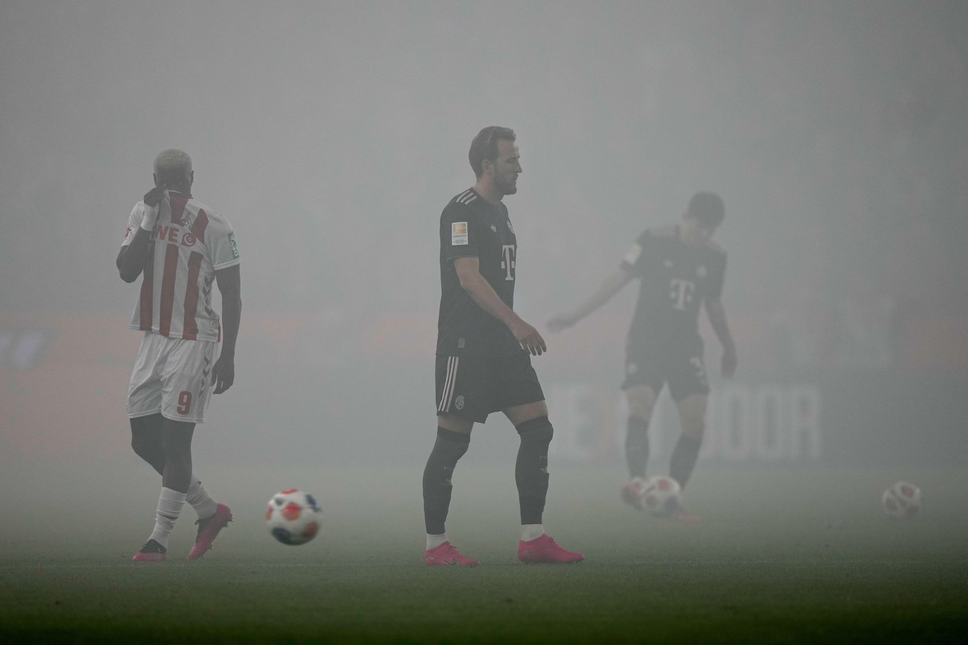 Bayern beats Cologne and sets a record after smoke stops play in Bundesliga | iNFOnews.ca
