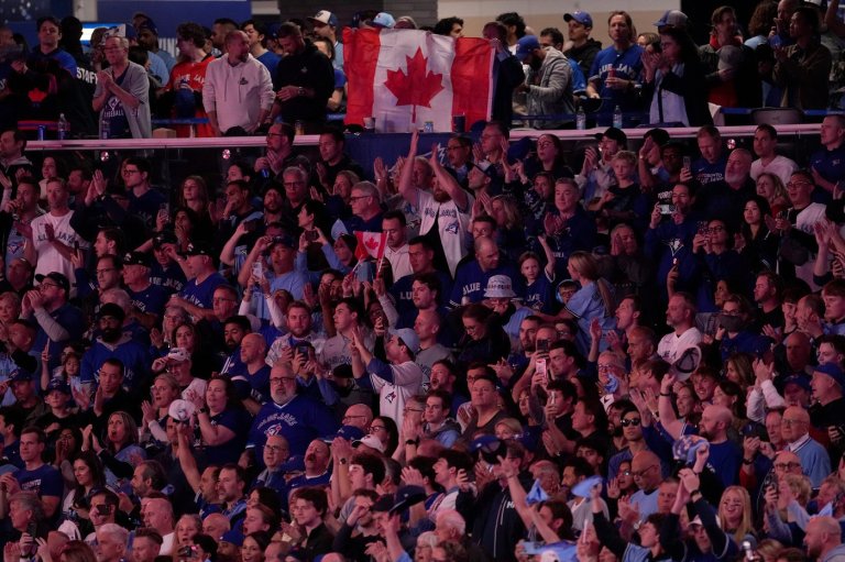 Blue Jays fans show off classic Canadian kindness to opposing teams | iNFOnews.ca Blue Jays fans show off classic Canadian kindness to opposing teams | iNFOnews.ca
