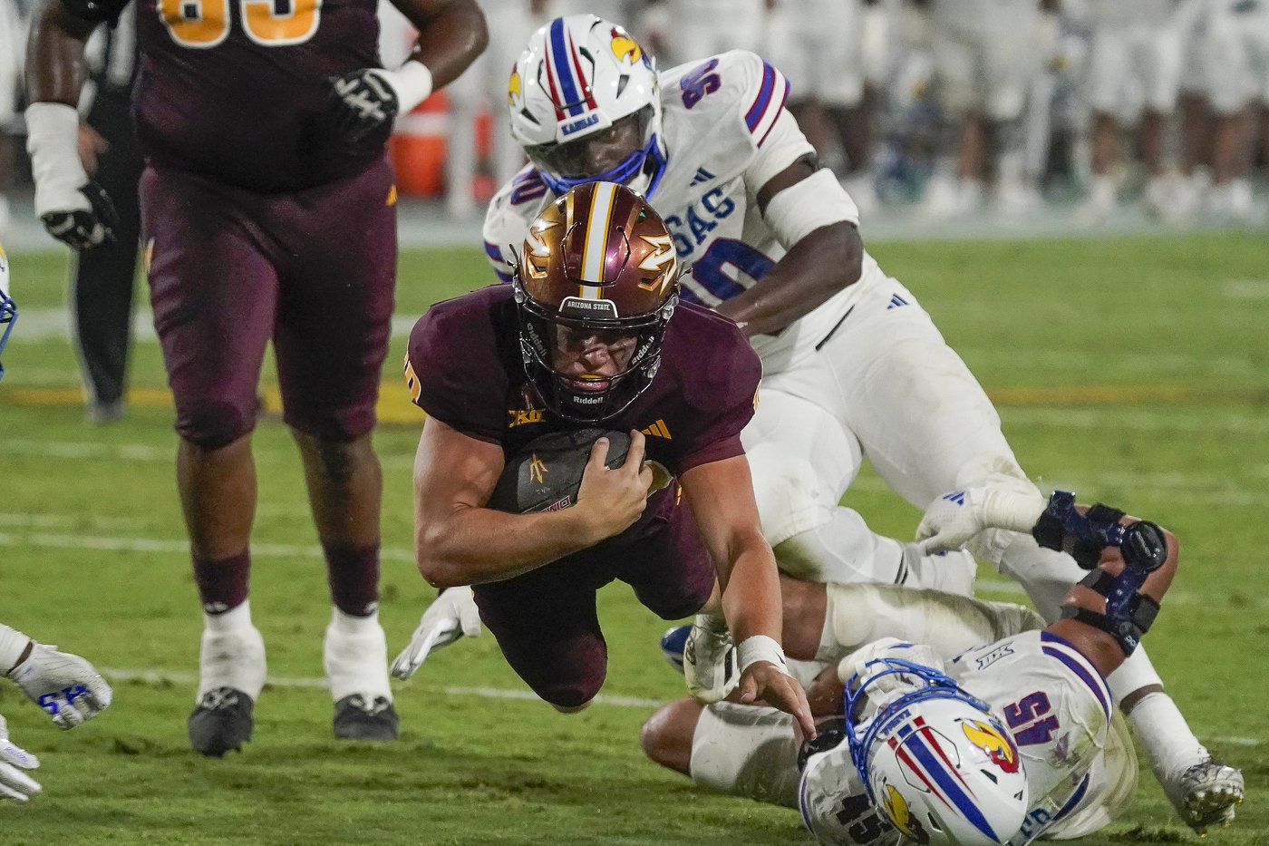 Leavitt throws 4 TDs, including game-winner in final minute, to lift Arizona State past Kansas 35-31 | iNFOnews.ca